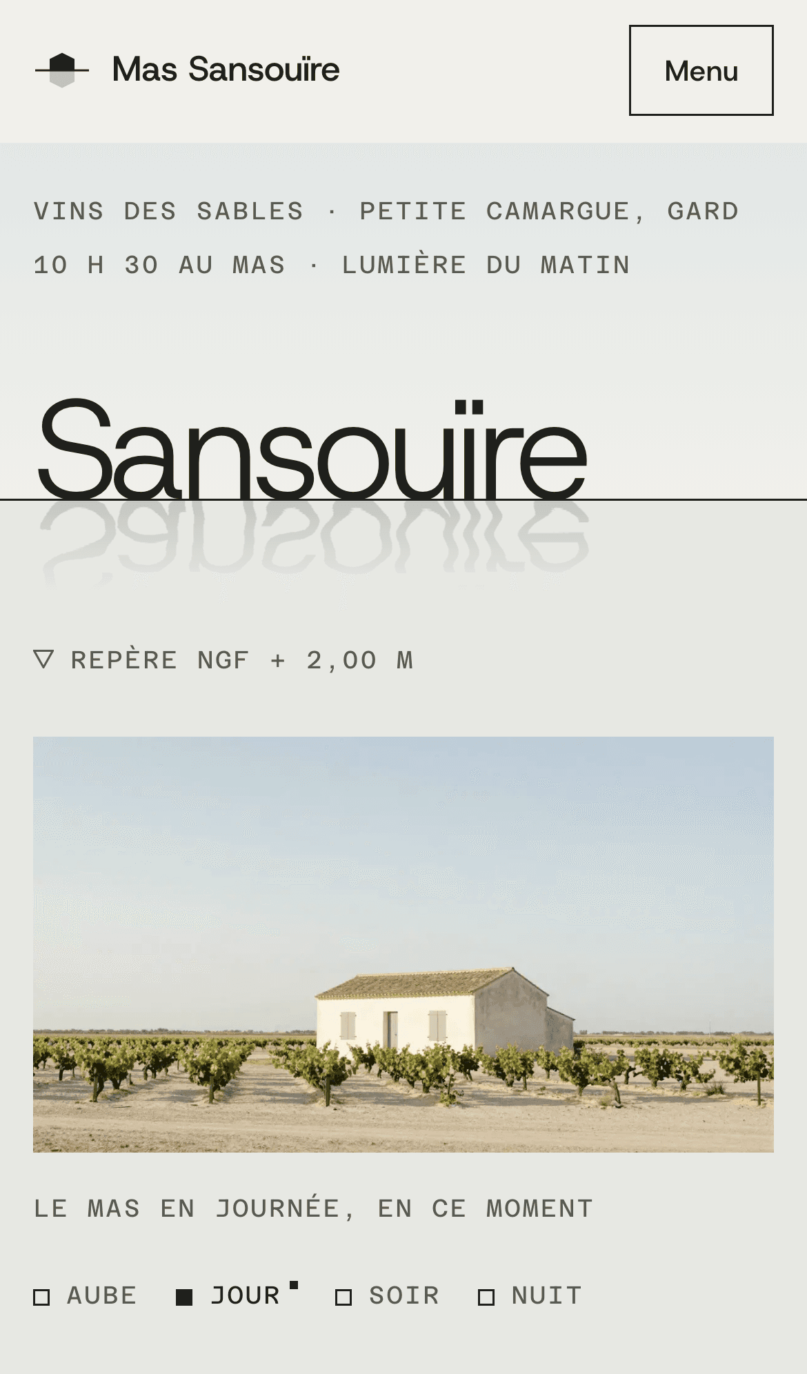 Site démo Mas Sansouïre sur téléphone : le mas en journée